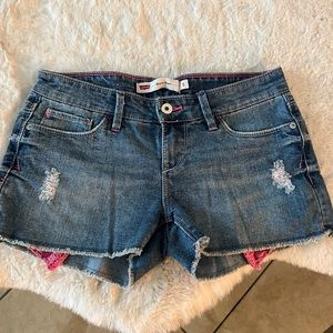 Woman’s Levi’s shorts